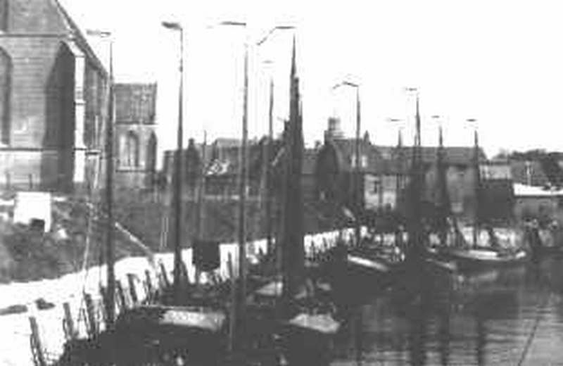 Binnenhaven vanaf de brug richting toren stadhuis