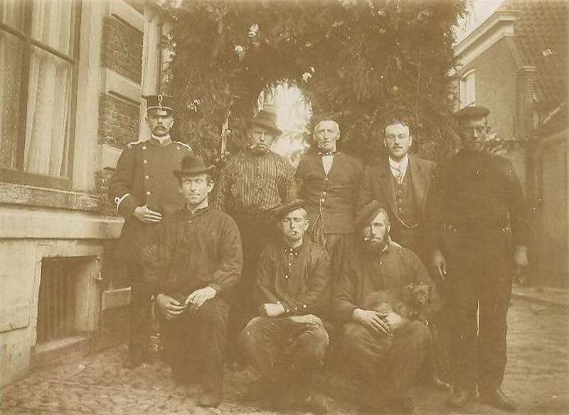 tweede van links is Tijmen de boer. foto genomen vermoedelijk op het Kerkplein in 1913