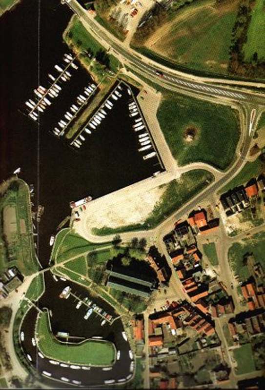 Luchtfoto van het havengebied in 1985, voor de ombouw van de buitenhaven tot passantenhaven