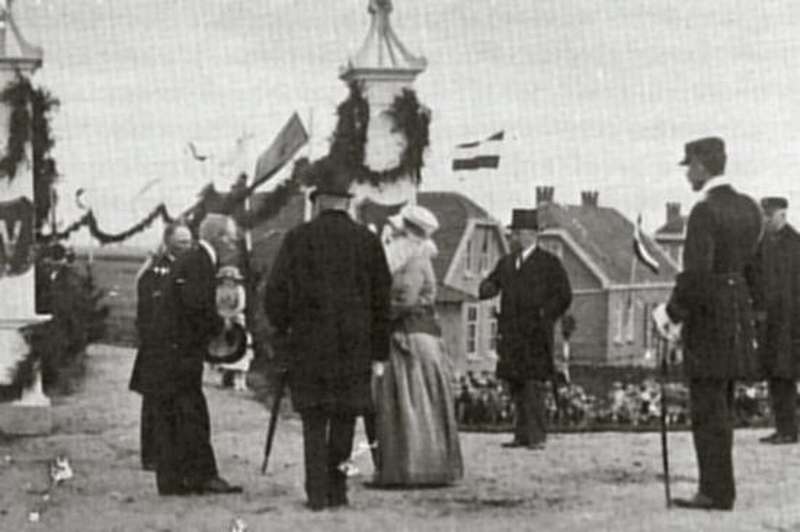 Stroink is de buigende man links. Foto bij de opening van het stoomgemaal door HM de Koningin in 1921.