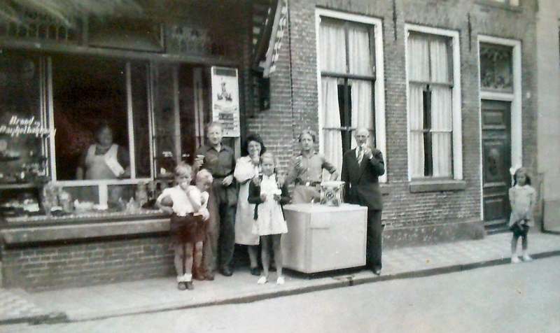Wicher Post met het gezin van zijn hospes uit Amsterdam, voor zijn vaders bakkerswinkel in Vollenhove. Foto: collectie Prudon.