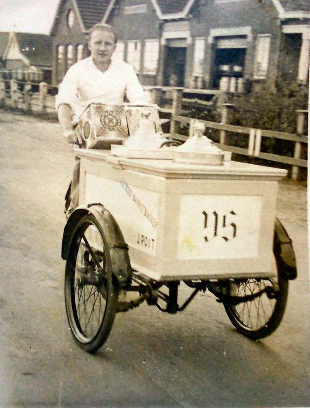 Wicher Post met de ijskar voor de zuivelfabriek. Foto: collectie Prudon.