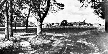 foto rond 1900, genomen waar de huidige Laan van Toutenburg uitkomt op de Weg Achter de Hare. Gezicht naar het noorden, op de stad, met o.a. de molen.