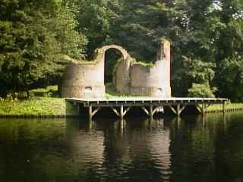 De ruïne van de Toutenburg als follie in het Engelse bos van landgoed Oldruitenborgh