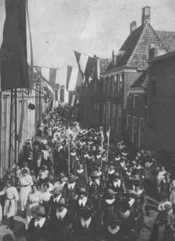 De optocht tijdens het volksfeest van 1921 in Vollenhove. Foto genomen in de Kerkstraat.