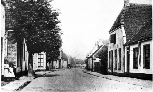 kijkje naar het oosten, vanuit het midden van de Bisschopstraat omstreeks 1920