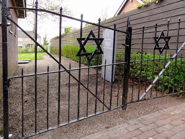 Joodse begraafplaats in Blokzijl met monument voor de weggevoerde Joden uit Blokzijl en Vollenhove