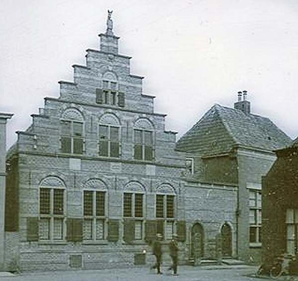 Voormalige Franse School aan het Kerkplein in Vollenhove, werklocatie van Froukje de Levie. 